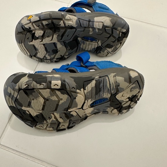 Keen kids water shoe - blue with black and grey camo sole - size 10c - Picture 3 of 4